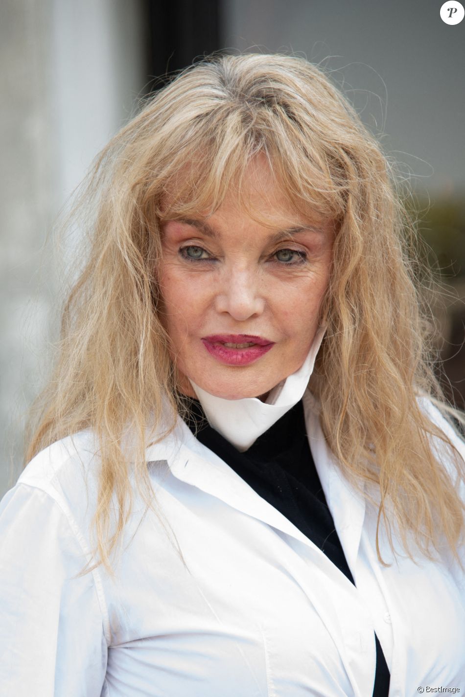 Arielle Dombasle Lors De La 77 me dition Du Festival International Du arielle-dombasle-lors-de-la-77-me-dition-du-festival-international-du