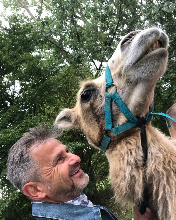 Fabrice de "Koh-Lanta" avec un chameau, le 23 août 2020