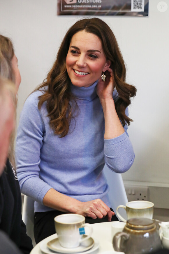 Kate Middleton, duchesse de Cambridge, lors d'une visite d'un café social pour rencontrer des habitants pour son enquête sur la petite enfance à Aberdeen, Écosse, Royaume Uni, le 12 février 2020.