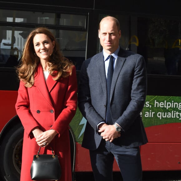 Le prince William, duc de Cambridge, et Kate Middleton, duchesse de Cambridge, visitent l'exposition photographique du projet "Hold Still" à Waterloo Station à Londres, le 20 octobre 2020.