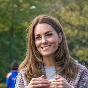 Kate Middleton, duchesse de Cambridge, à la rencontre des étudiants de première année de l'université de Derby, en pleine épidémie de coronavirus (Covid-19), le 6 octobre 2020.