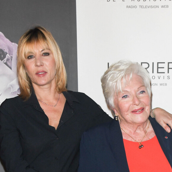 Mathilde Seigner et Line Renaud (Laurier d'Interprétation Féminine) au 25ème palmarès pour les Lauriers de l'Audiovisuel au Théâtre Marigny à Paris, France, le 10 février 2020. © Coadic Guirec/Bestimage 