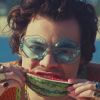 Premières images du clip estival de Harry Styles, "Watermelon Sugar", réalisé par Bradley et Pablo. Cette vidéo est "dédiée au toucher" d'après le message d'ouverture du clip, en référence à la distanciation sociale imposée par l'épidémie de coronavirus (Covid-19). Tourné en mars dernier, soit juste avant la pandémie, ce clip fleure bon l'été et la plage.