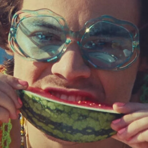Premières images du clip estival de Harry Styles, "Watermelon Sugar", réalisé par Bradley et Pablo. Cette vidéo est "dédiée au toucher" d'après le message d'ouverture du clip, en référence à la distanciation sociale imposée par l'épidémie de coronavirus (Covid-19). Tourné en mars dernier, soit juste avant la pandémie, ce clip fleure bon l'été et la plage.