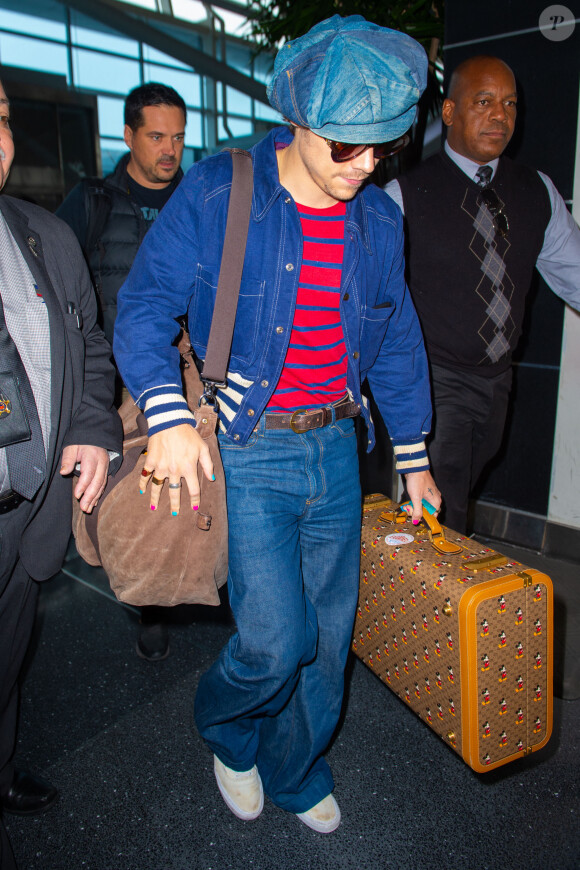 Exclusif - Harry Styles arrive très stylé à l'aéroport de JFK à New York. Harry porte une casquette gavroche et du vernis à ongles de plusieurs couleurs! Le 18 novembre 2019