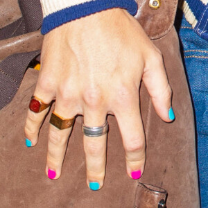 Exclusif - Harry Styles arrive très stylé à l'aéroport de JFK à New York. Harry porte une casquette gavroche et du vernis à ongles de plusieurs couleurs! Le 18 novembre 2019