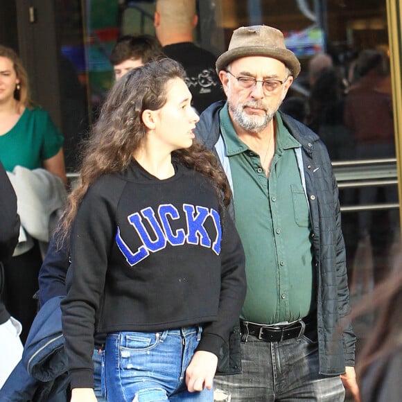 Exclusif - Richard Schiff fait du shopping avec sa fille Ruby à The Grove à Los Angeles, le 19 novembre 2016
