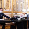 Le président Emmanuel Macron dans son bureau au Palais de L'Elysée s'entretient pour la première fois avec le nouveau président américain élu Joe Biden, Paris, le 10 novembre 2020. © Jacques Witt/Pool/Bestimage