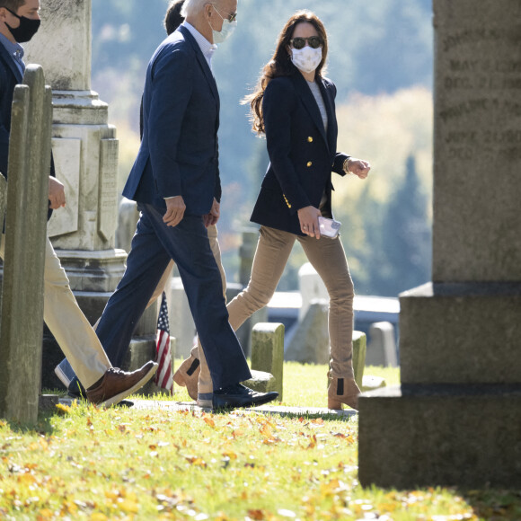 Hallie Biden, veuve de Beau Biden, Robert Biden, le petit-fils de Joe Biden - Joe Biden sort de la messe à Wilmington et va se recueillir sur la tombe de son fils Beau au cimetière Brandywine Roman Catholic. Le 8 novembre 2020. © Brian Branch Price/ZUMA Wire / Bestimage