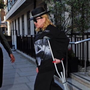 Exclusif - Madonna sort à l'aide d'une béquille de l'hôpital King Edward VII à Londres sans la moindre protection pendant l'épidémie de Coronavirus Covid-19.