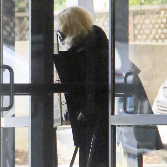 Exclusif - Madonna se déplace avec des béquilles et avec l'aide d'une assistante à la sortie d'un immeuble à Los Angeles pendant l'épidémie de coronavirus (Covid-19), le 22 juillet 2020. @The ImageDirect / Bestimage