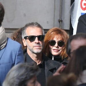 Mylène Farmer et son compagnon Benoît Di Sabatino lors des obsèques de Jean Rochefort en l'église Saint-Thomas d'Aquin à Paris, le 13 octobre 2017. 
