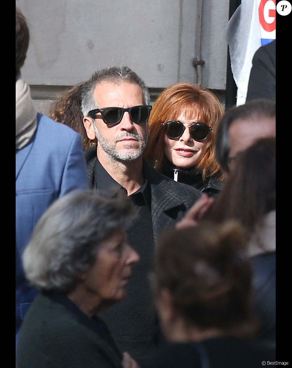 Mylène Farmer et son compagnon Benoît Di Sabatino lors des obsèques de Jean Rochefort en l'église Saint-Thomas d'Aquin à Paris, le 13 octobre 2017.