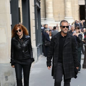 Mylène Farmer et son compagnon Benoît Di Sabatino lors des obsèques de Jean Rochefort en l'église Saint-Thomas d'Aquin à Paris, le 13 octobre 2017. 