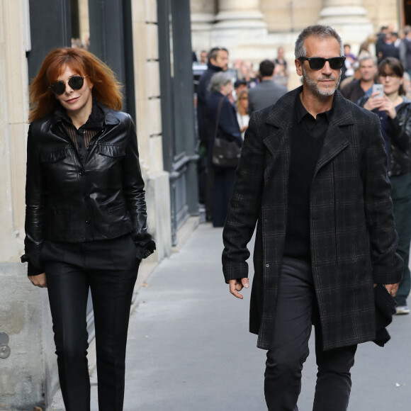 Mylène Farmer et son compagnon Benoît Di Sabatino lors des obsèques de Jean Rochefort en l'église Saint-Thomas d'Aquin à Paris, le 13 octobre 2017. 