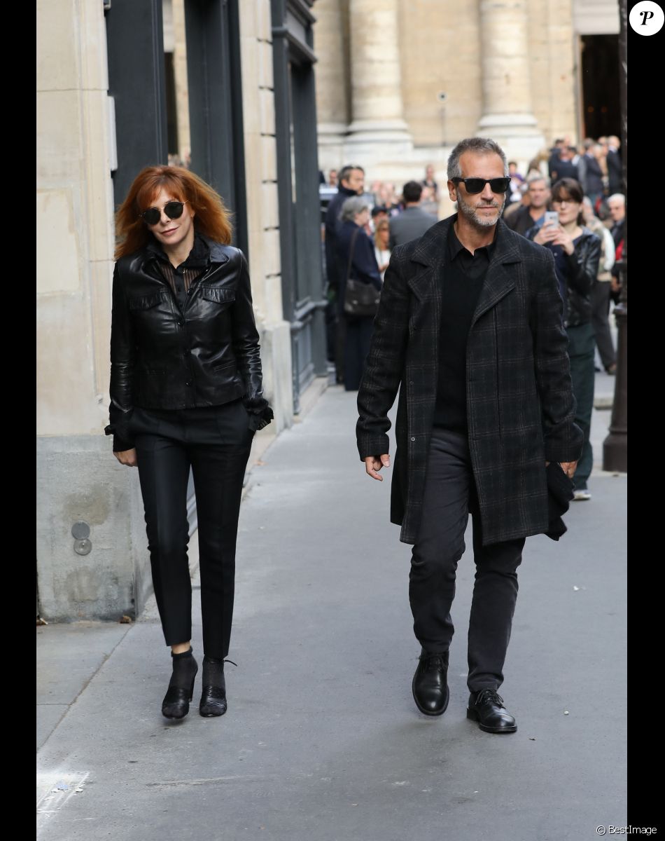 Mylène Farmer et son compagnon Benoît Di Sabatino lors des obsèques de Jean Rochefort en l'église Saint-Thomas d'Aquin à Paris, le 13 octobre 2017.