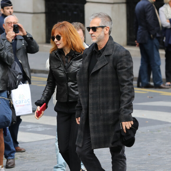 Mylène Farmer et son compagnon Benoît Di Sabatino lors des obsèques de Jean Rochefort en l'église Saint-Thomas d'Aquin à Paris, le 13 octobre 2017. 