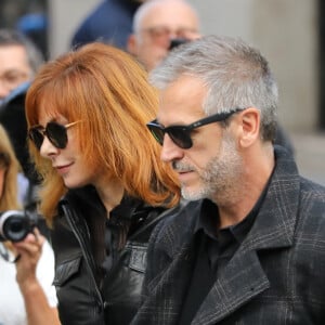Mylène Farmer et son compagnon Benoît Di Sabatino lors des obsèques de Jean Rochefort en l'église Saint-Thomas d'Aquin à Paris, le 13 octobre 2017. 