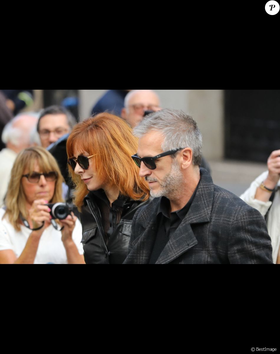Mylène Farmer et son compagnon Benoît Di Sabatino lors des obsèques de Jean Rochefort en l'église Saint-Thomas d'Aquin à Paris, le 13 octobre 2017.