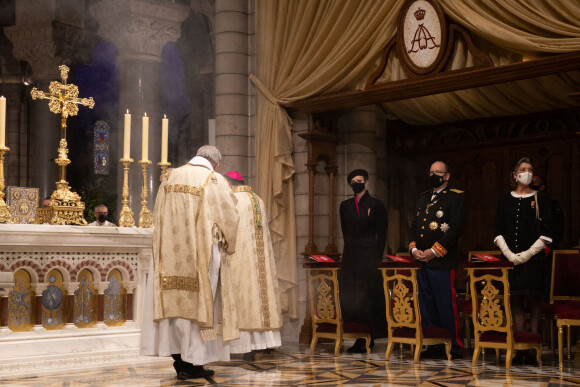 La princesse Charlène de Monaco, le prince Albert II, la princesse Caroline de Hanovre - La famille princière assiste à la messe d'action de grace avec Te Deum à la cathédrale de Monaco à l'occasion de la Fête Nationale 2020 de la principauté de Monaco le 18 novembre 2020. © Olivier Huitel / Pool Monaco / Bestimage