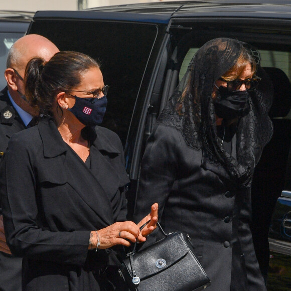 La princesse Stéphanie de Monaco, la princesse Caroline de Hanovre - Obsèques de la baronne Elizabeth-Ann de Massy (Elisabeth Anne), cousine du prince Albert II en la cathédrale Notre-Dame-Immaculée de Monaco le 17 juin 2020. © Lionel Urman/Panoramic/Bestimage