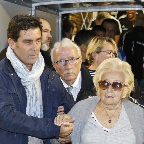 Bernadette Chirac, sa fille Claude Chirac, Jacques Vendroux et Anne Barrère - Le Variétés Club de France dispute un match caritatif présidé par Madame B. Chirac au profit de "+ de Vie", en faveur des personnes âgées accueillies dans les services de gériatrie et d'URMA, service pédiatrie du CHU de Montpellier, parrainé par L. Blanc au stade Léo Lagrange de Poissy, France, le 11 Octobre 2017. © Marc Ausset-Lacroix/Bestimage