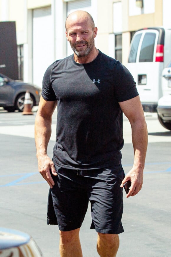 Exclusif - Jason Statham salue 2 fans à la sortie de son cours de gym à Los Angeles pendant l'épidémie de coronavirus (Covid-19), le 29 juillet 2020 
