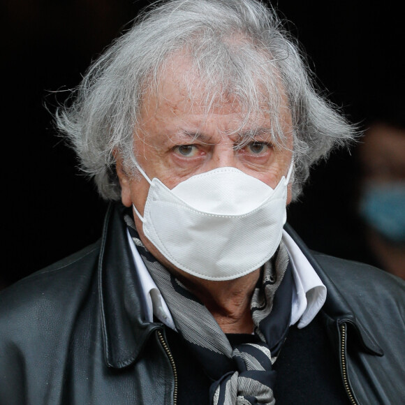 Exclusif - Hervé Vilard - Sorties des obsèques du chef Gérard Idoux (restaurateur à la tête du Récamier) en l'église de Saint-Germain-des-Prés à Paris, le 08 octobre 2020. © Christophe Clovis / Bestimage