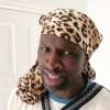 Omar Sy exhume le personnage de "Doudou" du SAV (Canal) et reçoit de nombreuses critiques sur sa parodie d'Aya Nakamura, jugée raciste par de nombreux internautes.