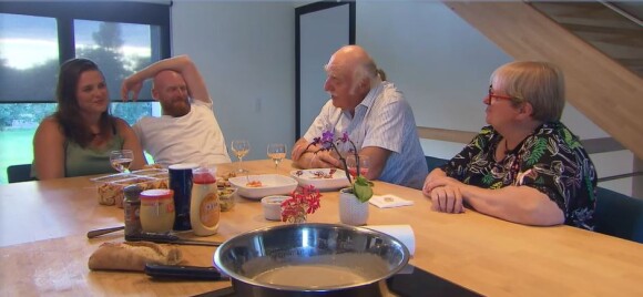 Jérôme et Lucile de "L'amour est dans le pré 2020" avec les parents de l'agriculteur dans l'épisode du 23 novembre, sur M6