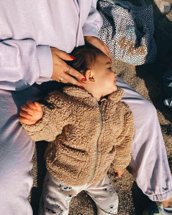 Alizée a posté cette photo de sa fille Maggy, le 11 novembre 2020, sur Instagram.