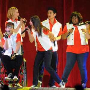Naya Rivera, Kevin McHale, Dianna Agron, Harry Shum Jr., Lea Michele et Amber Riley perform en concert au Staples Center à Los Angeles, le 28 mai 2011.