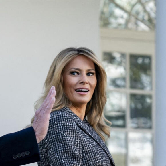 Le président des Etats-Unis Donald Trump gracie, en compagnie de la première dame Melania Trump, la dinde "Corn" lors de la traditionnelle grâce présidentielle avant la fête de Thanksgiving à la Maison-Blanche. Washington, le 24 novembre 2020.