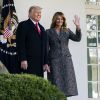 Le président des Etats-Unis Donald Trump gracie, en compagnie de la première dame Melania Trump, la dinde "Corn" lors de la traditionnelle grâce présidentielle avant la fête de Thanksgiving à la Maison-Blanche. Washington