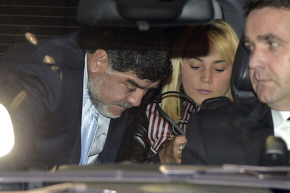 Diego Armando Maradona et sa compagne Rocio Oliva se rendent en famille au Stade Santiago Bernabeu à Madrid, le 15 février 2017.