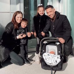 Coco Rocha, son mari James Conrad et leurs trois enfants, Ioni, Iver et Iley. Novembre 2020.