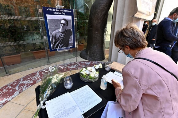 Premier hommage de la ville de Nice pour Samuel Paty, le professeur décapité à Conflans-Sainte-Honorine, devant la mairie de Nice, avant un rassemblement prévu en fin de journée au kiosque à musique proche de la Promenade des Anglais. Le 21 octobre 2020 © Bruno Bebert / Bestimage