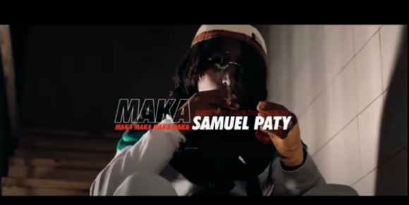 Maka dans le clip "Samuel Paty", en référence à l'enseignant décapité à la sortie de son collège pour avoir montré des caricatures de "Charlie Hebdo".