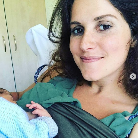 Fanny Agostini, maman de Darwin. Elle poste des photos d'elle avec son bébé et après avoir perdu du poids grâce à l'allaitement. Novembre 2020.