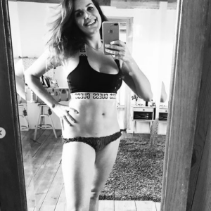 Fanny Agostini, maman de Darwin. Elle poste des photos d'elle avec son bébé et après avoir perdu du poids grâce à l'allaitement. Novembre 2020.