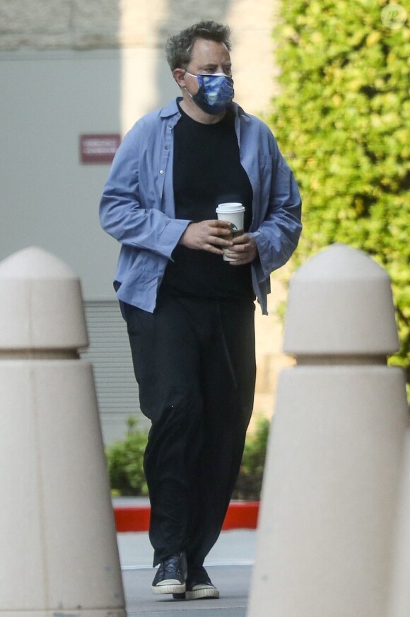 Exclusif - Matthew Perry est allé acheter des cigarettes et des cafés à emporter avec des amis dans le quartier de Beverly Hills à Los Angeles pendant l'épidémie de coronavirus (Covid-19), le 20 août 2020