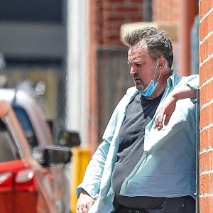 Exclusif - Matthew Perry, qui a pris beaucoup de poids, semble avoir de plus en plus de difficultés à se déplacer à la sortie d'un building à Beverly Hills, Los Angeles, le 29 juin 2020.