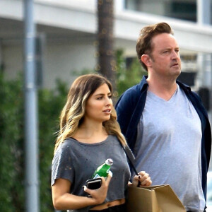 Exclusif - Matthew Perry se balade avec une jolie inconnue dans les rues de Beverly Hills, le 14 septembre 2017