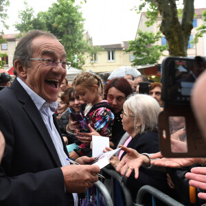 Jean-Pierre Pernaut lors du tournage de l'émission "Votre plus beau marché de France" à Montbrison le 14 juin 2019. © Frédéric Chambert / Panoramic / Bestimage