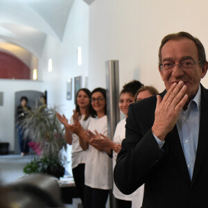 Jean-Pierre Pernaut lors du tournage de l'émission "Votre plus beau marché de France" à Montbrison le 14 juin 2019. © Frédéric Chambert / Panoramic / Bestimage