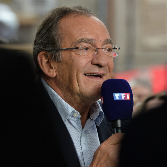 Jean-Pierre Pernaut lors du tournage de l'émission "Votre plus beau marché de France" à Montbrison. © Frédéric Chambert / Panoramic / Bestimage