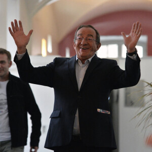 Jean-Pierre Pernaut lors du tournage de l'émission "Votre plus beau marché de France" à Montbrison le 14 juin 2019. © Frédéric Chambert / Panoramic / Bestimage