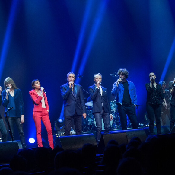 Sandrine Kiberlain, Alain Souchon, Carla Bruni-Sarkozy, Jeanne Cherhal, Julien Clerc, Pierre Souchon, Gaël Faure, guest, Vincent Delerm et le chanteur Ours (Charles Souchon) lors du concert du 12ème Gala 2017 de l'Association pour la Recherche sur Alzheimer à la salle Pleyel dans le 8ème arrondissement, à Paris, France le 30 janvier 2017. L'Association pour la Recherche sur Alzheimer organise son 12ème gala de charité au profit de la recherche sur alzheimer. L'artiste Pierre Souchon, à l'initiative de ce concert intitulé "2 Générations chantent pour la 3ème", convie de nombreux artistes. L'intégralité des bénéfices de cette soirée servira à financer la recherche sur la maladie d'Alzheimer. © Cyril Moreau/Bestimage 