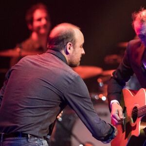 Le chanteur Ours (Charles Souchon) et son frère Pierre Souchon lors du concert du 12ème Gala 2017 de l'Association pour la Recherche sur Alzheimer à la salle Pleyel dans le 8ème arrondissement, à Paris, France le 30 janvier 2017. L'Association pour la Recherche sur Alzheimer organise son 12ème gala de charité au profit de la recherche sur alzheimer. L'artiste Pierre Souchon, à l'initiative de ce concert intitulé "2 Générations chantent pour la 3ème", convie de nombreux artistes. L'intégralité des bénéfices de cette soirée servira à financer la recherche sur la maladie d'Alzheimer. © Cyril Moreau/Bestimage 