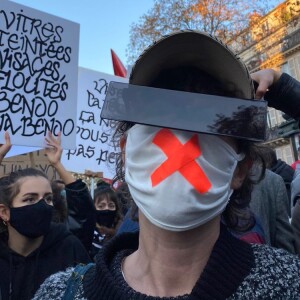 Marion Cotillard à la manifestation à Paris en réaction à l'agression de Michel Zecler et à la loi Sécurité Globale.